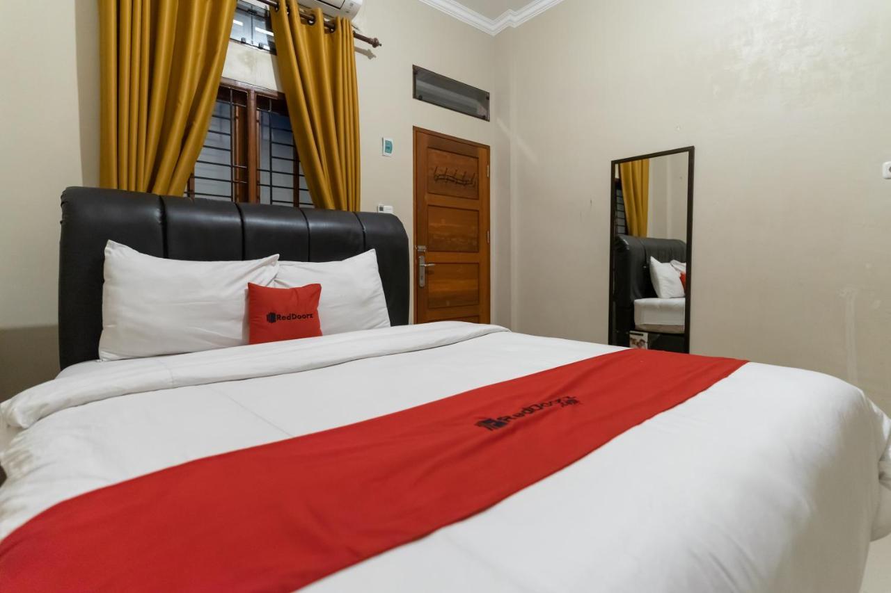 Reddoorz At Joyce Guest House Medan Exterior photo