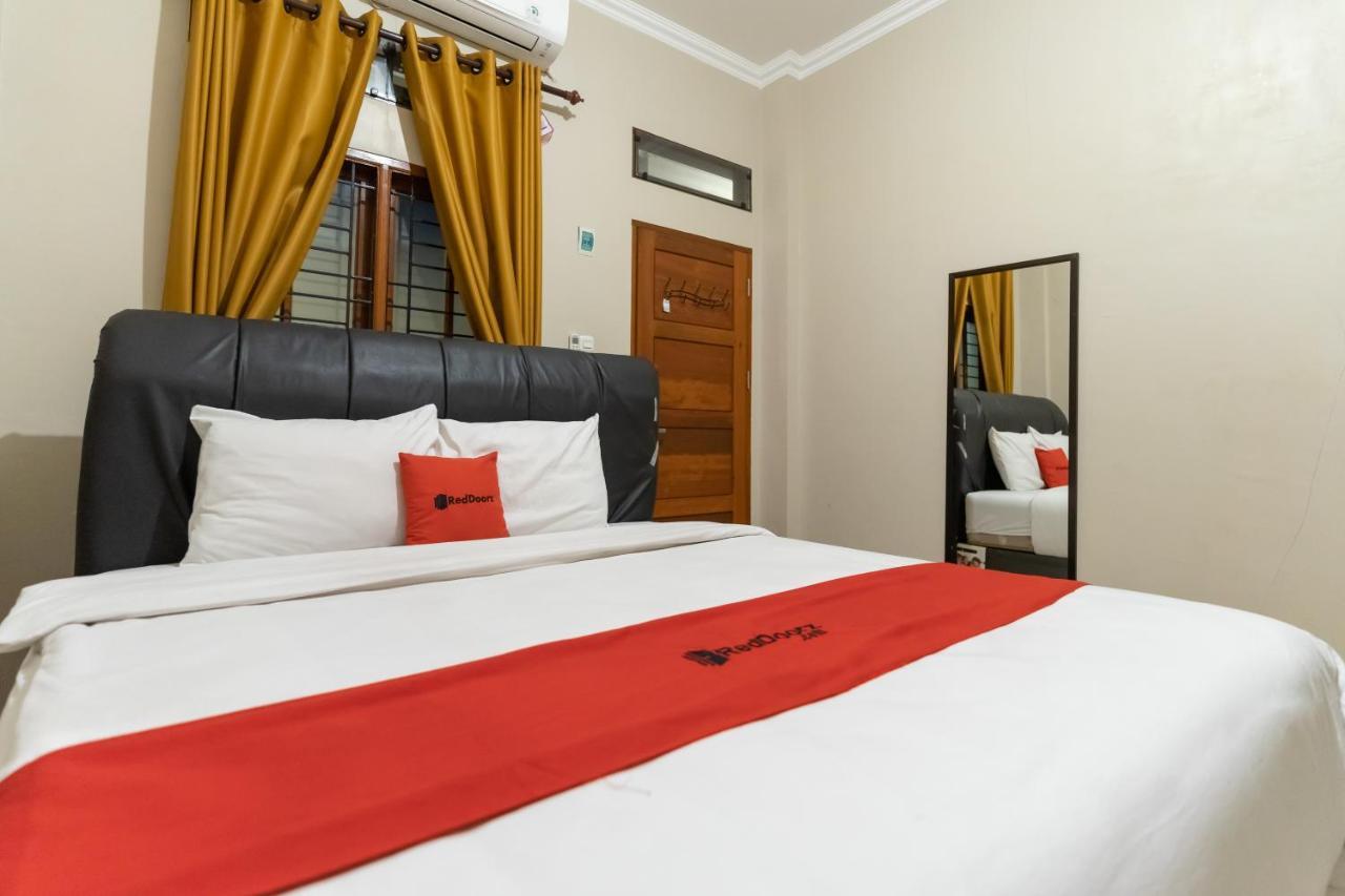 Reddoorz At Joyce Guest House Medan Exterior photo