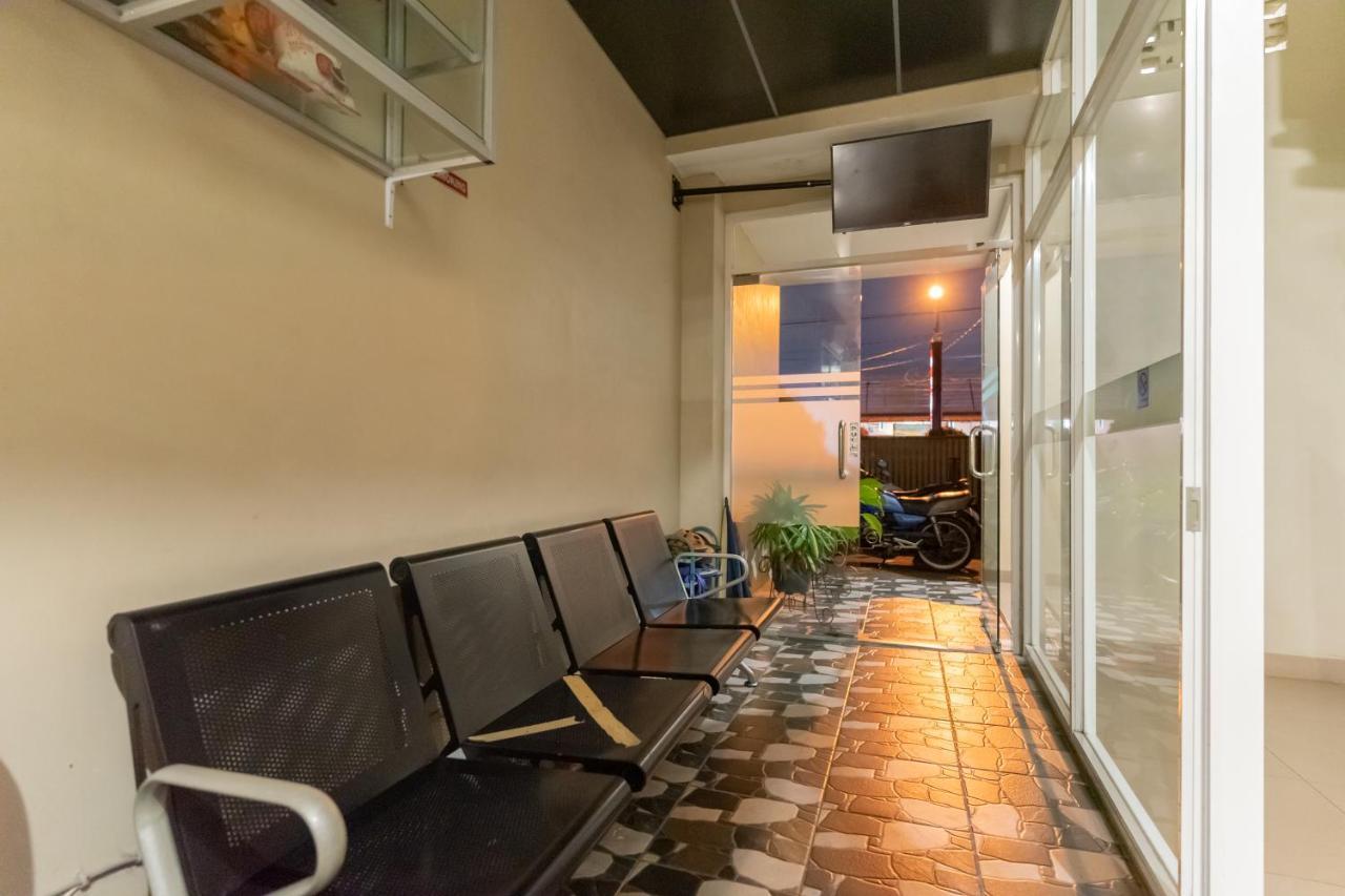Reddoorz At Joyce Guest House Medan Exterior photo